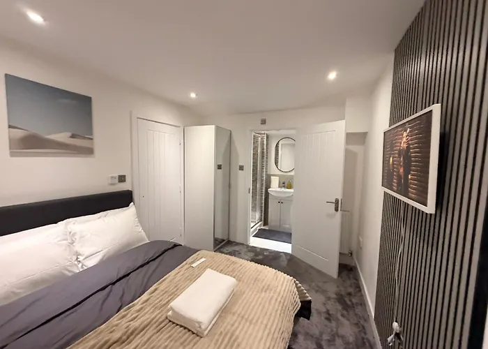 Luxury Rooms - Pick A Room - Free Parking & Kitchen Access, Near Etihad Stadium, The Coop Live & Piccadilly Station, Manchester